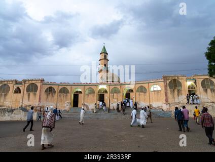 Eritreische muslimische Männer, die zur freitagsmoschee gehen, um zu beten, Semien-Keih-Bahri, Keren, Eritrea Stockfoto