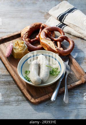 Bayerische Weißwürste mit Brezeln und süßem Senf Stockfoto