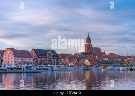 Abendlicht, Waren Mueritz, Mecklemburgische Seenplatte, Seengebiet Mecklenburg, Mecklenburg-Vorpommern, Ostdeutschland Stockfoto