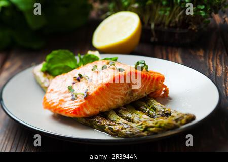 Lachs und grüner Spargel mit Zitrone Stockfoto