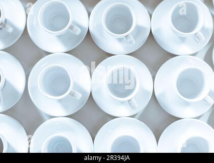 Einfaches Muster aus leeren Tassen Kaffee Stockfoto