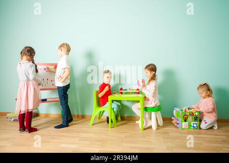 Pädagogisches Spielzeug für Vorschul- und Kindergartenkinder. Stockfoto