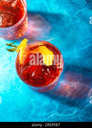 Negroni Cocktails mit hohem Winkel auf Blau Stockfoto