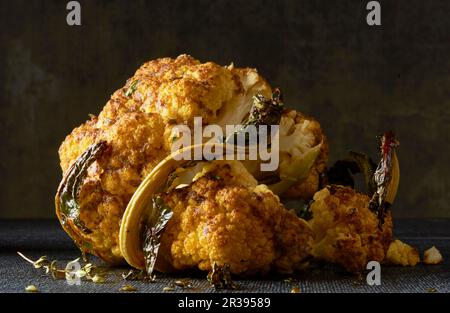 Ein ganzer Kopf Blumenkohl, gebraten mit Thymian Stockfoto