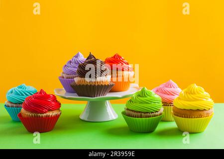 Konzept der Auswahl, regenbogenfarbene Cupcakes Stockfoto