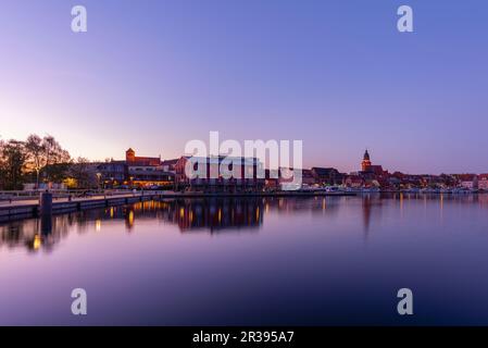 Abendlicht, Waren Mueritz, Mecklemburgische Seenplatte, Seengebiet Mecklenburg, Mecklenburg-Vorpommern, Ostdeutschland Stockfoto