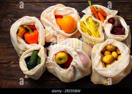 Gemüse in ökologisch-organischen Baumwollbeuteln, Draufsicht Stockfoto