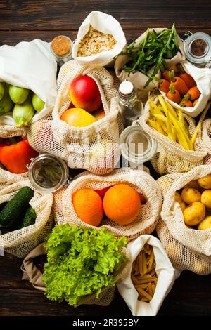 Nahaufnahme von oben von verschiedenen Lebensmitteln, bewusster Konsum Stockfoto