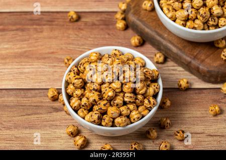 Gebratene Kichererbse. Geröstete Kichererbsen in Keramikschüssel. Das Konzept der superfood Vegetarier Speisen. Gesunde Snacks. Stockfoto