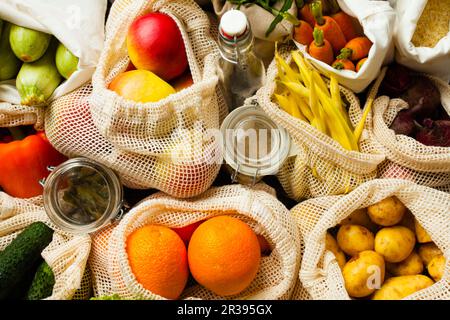 Gemüse und Obst in Textilbeuteln, Draufsicht Stockfoto