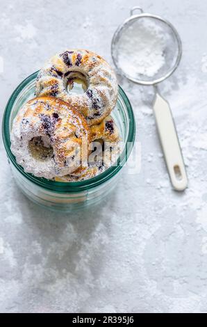 Mini-Bundt-Kuchen mit Beeren in einem Glas Stockfoto