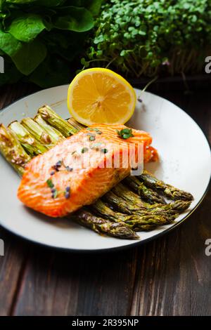 Lachs und Spargel mit Zitrone und Mikrogrün Stockfoto