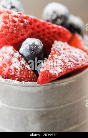 Erdbeeren und Heidelbeeren mit Puderzucker Stockfoto