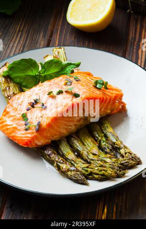 Gesundes Essen - Frieden des Lachses, mit Spargel Stockfoto