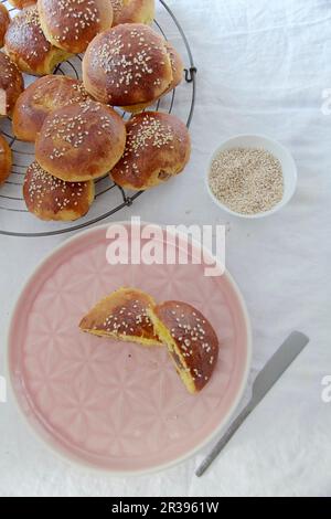 Safranhefen-Brötchen gefüllt mit Datteln und Walnüssen (Persien) Stockfoto