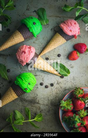 Pfefferminzeis mit Schokoladenstückchen Stockfoto
