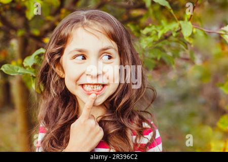 Kinderorientierter, kürzlich ausgebrochener bleibender Frontzahn Stockfoto