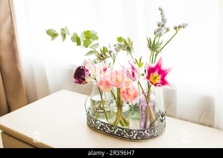 Blick auf Tulpenbouquets in Glasgefäßen Stockfoto