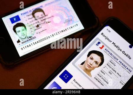 Abbildung zeigt einen Führerschein und einen digitalen französischen Personalausweis auf einem Telefon am 22. Mai 2023 in Paris, Frankreich. Frankreich hat sich nach französischen Medienberichten die Schaffung einer digitalen Version des Führerscheins zum Ziel gesetzt. Die Lizenzen werden über eine App auf Smartphones gespeichert, auf die auch ohne Internetverbindung zugegriffen werden kann. Das neue System wird in der zweiten Hälfte des Jahres 2023 in drei französischen Departements erprobt, wobei die Regierung hofft, die elektronischen Lizenzen landesweit vor den Europawahlen 2024 einzuführen. Victor Joly/ABACAPRESS.COM Stockfoto