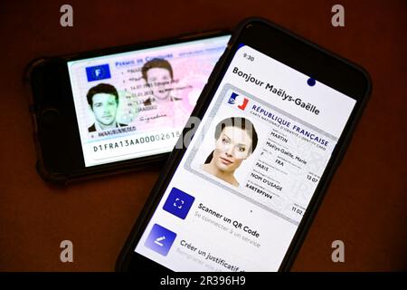 Abbildung zeigt einen Führerschein und einen digitalen französischen Personalausweis auf einem Telefon am 22. Mai 2023 in Paris, Frankreich. Frankreich hat sich nach französischen Medienberichten die Schaffung einer digitalen Version des Führerscheins zum Ziel gesetzt. Die Lizenzen werden über eine App auf Smartphones gespeichert, auf die auch ohne Internetverbindung zugegriffen werden kann. Das neue System wird in der zweiten Hälfte des Jahres 2023 in drei französischen Departements erprobt, wobei die Regierung hofft, die elektronischen Lizenzen landesweit vor den Europawahlen 2024 einzuführen. Victor Joly/ABACAPRESS.COM Stockfoto