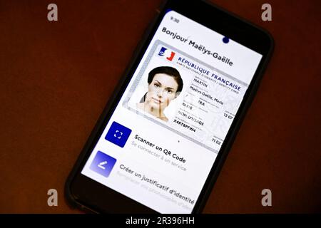 Abbildung zeigt einen Führerschein und einen digitalen französischen Personalausweis auf einem Telefon am 22. Mai 2023 in Paris, Frankreich. Frankreich hat sich nach französischen Medienberichten die Schaffung einer digitalen Version des Führerscheins zum Ziel gesetzt. Die Lizenzen werden über eine App auf Smartphones gespeichert, auf die auch ohne Internetverbindung zugegriffen werden kann. Das neue System wird in der zweiten Hälfte des Jahres 2023 in drei französischen Departements erprobt, wobei die Regierung hofft, die elektronischen Lizenzen landesweit vor den Europawahlen 2024 einzuführen. Victor Joly/ABACAPRESS.COM Stockfoto