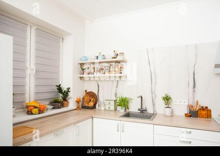 Moderne skandinavische Küche mit weißen offenen Regalen Stockfoto