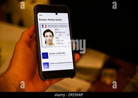 Abbildung zeigt einen Führerschein und einen digitalen französischen Personalausweis auf einem Telefon am 22. Mai 2023 in Paris, Frankreich. Frankreich hat sich nach französischen Medienberichten die Schaffung einer digitalen Version des Führerscheins zum Ziel gesetzt. Die Lizenzen werden über eine App auf Smartphones gespeichert, auf die auch ohne Internetverbindung zugegriffen werden kann. Das neue System wird in der zweiten Hälfte des Jahres 2023 in drei französischen Departements erprobt, wobei die Regierung hofft, die elektronischen Lizenzen landesweit vor den Europawahlen 2024 einzuführen. Victor Joly/ABACAPRESS.COM Stockfoto