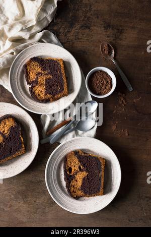 Ein Stück Kürbis und Schokoladenkuchen Stockfoto