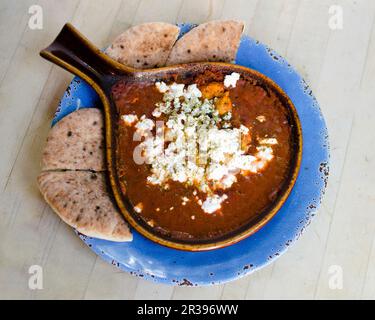 Shakshuka (Eier in Tomatensauce, Israel) mit Fetakäse und Pita-Brot Stockfoto