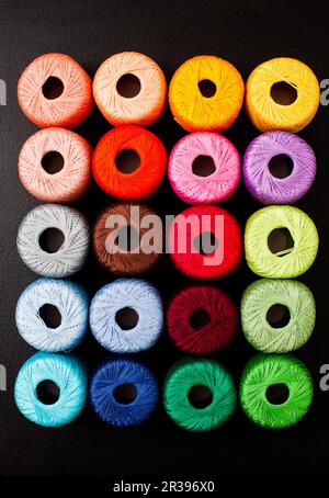 Alle Farben Garn zum Stricken. Sträucher aus Garn. Stockfoto