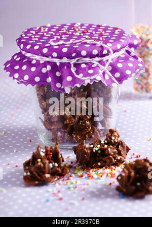 Hausgemachte Schokoladenkuchen mit Maisflocken und Preiselbeeren im Glas zu Weihnachten Stockfoto