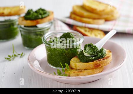 Crostini mit Spinat-Pesto Stockfoto