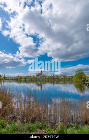 Blick auf die Stadt vom Schaugarten, der Landstadt Waren, Mueritz, der Mecklemburgischen Seenplatte, Mecklenburg-Vorpommern, Ostdeutschland, Europa Stockfoto