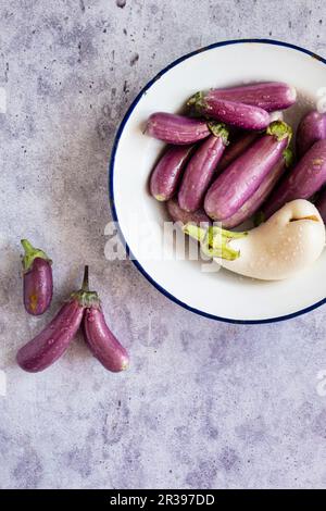 Violette und weiße Auberginen Stockfoto