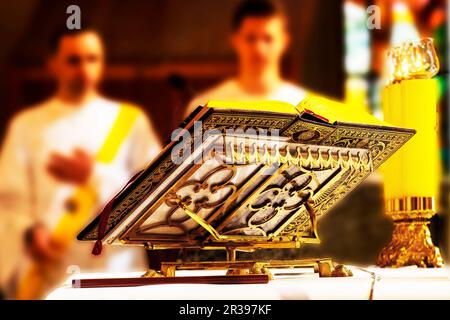 Das Buch des Priesters am heiligen Ort in der Nähe des Altars. Christlicher Dienst Stockfoto