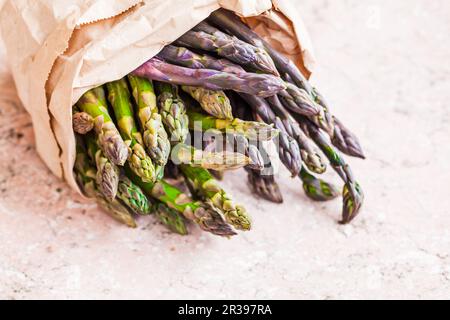 Nahaufnahme von einem Haufen frischer Spargelspieße Stockfoto