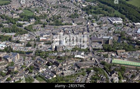 Blick aus der Vogelperspektive auf das Stadtzentrum von Brighouse (dieses blickt nach Nordosten über die Stadt) West Yorkshire Stockfoto