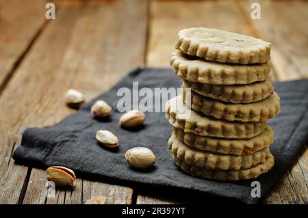 Kekse aus Cashew-Butter mit Pistazien auf Holzhintergrund Stockfoto