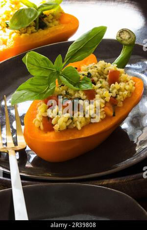 Bulgur-Salat mit Tomaten und Kräutern, serviert in Pfeffer Stockfoto