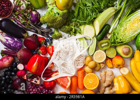 Baumwollmaschentasche in der Mitte des flay legen Gemüse Und Obst Stockfoto