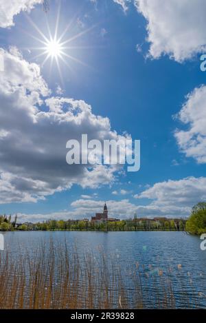 Blick auf die Stadt vom Schaugarten, der Landstadt Waren, Mueritz, der Mecklemburgischen Seenplatte, Mecklenburg-Vorpommern, Ostdeutschland, Europa Stockfoto