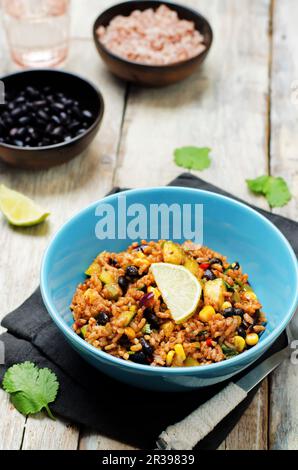 Schwarze Bohnen Pfeffer Cilantro Zucchini Limette brauner Reis Stockfoto