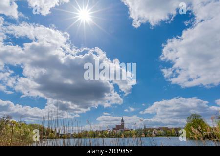 Blick auf die Stadt vom Schaugarten, der Landstadt Waren, Mueritz, der Mecklemburgischen Seenplatte, Mecklenburg-Vorpommern, Ostdeutschland, Europa Stockfoto
