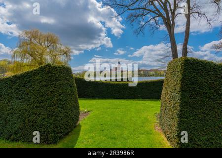 Blick auf die Stadt vom Schaugarten, der Landstadt Waren, Mueritz, der Mecklemburgischen Seenplatte, Mecklenburg-Vorpommern, Ostdeutschland, Europa Stockfoto