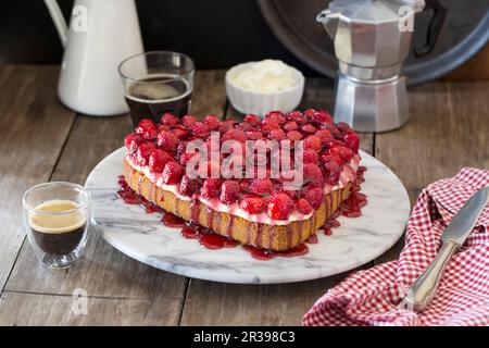 Herzförmiger Erdbeerkuchen mit Vanillepudding Stockfoto