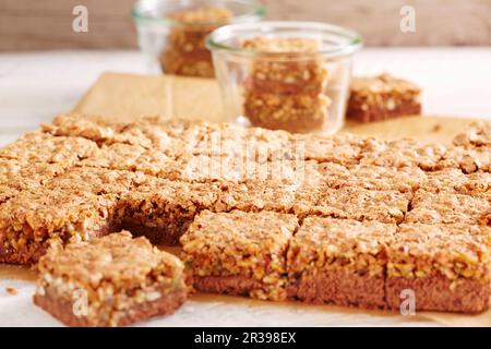 Kurze Lebkuchenscheiben, garniert mit einer Lebkuchennussmasse Stockfoto