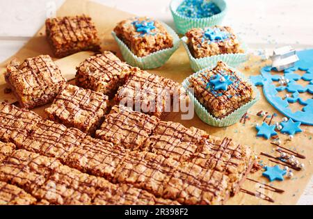 Kurze Lebkuchenscheiben, garniert mit einer Lebkuchennussmasse und Schokoladenglasur Stockfoto