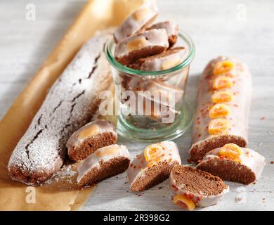 Gewürztes Weihnachtsbrot mit Glasur und kandierten Orangen Stockfoto