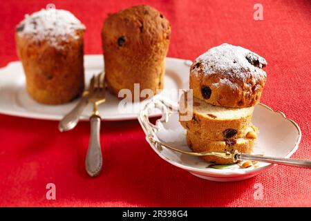 Kleine Kuchen mit gerösteten Erdnüssen, Orangenschale und Sultaninen Stockfoto