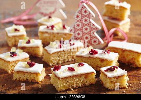 Ingwerscheiben mit Glasur und kandierten Früchten Stockfoto